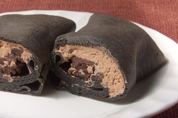 クレープの中身は明るい茶色のチョコホイップと、ざっくりココアクランブル。