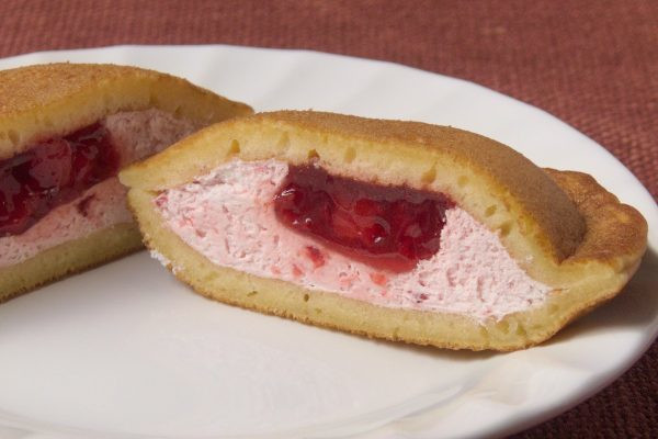 もっちり生地の中にはパステルピンクの果肉入りいちごクリームと、やはり果肉入りの真っ赤な苺ソース。