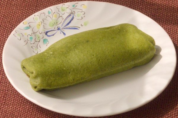 抹茶色の生地で短冊形に巻き上げられたクレープ。