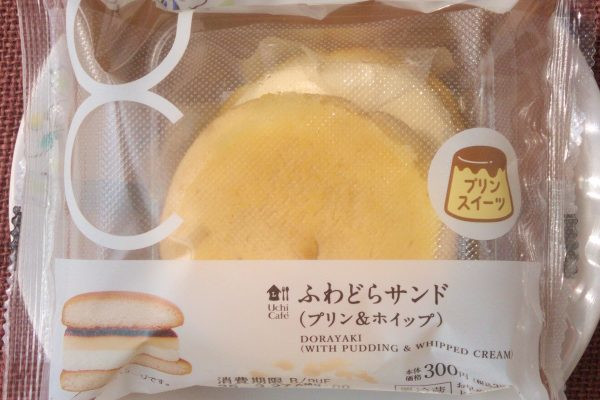 プリンとカスタードホイップをふわふわ生地で挟んだどら焼きサンド。