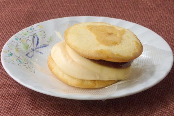 スポンジケーキのような生地の間に、プリンが鎮座。