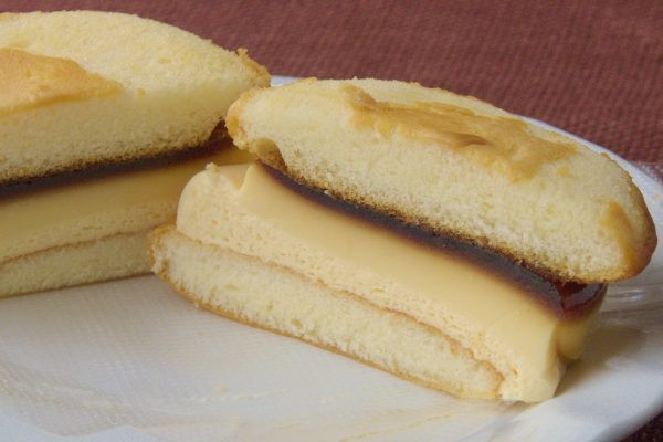 プリンの下には、生地に負けないふんわりホイップ。