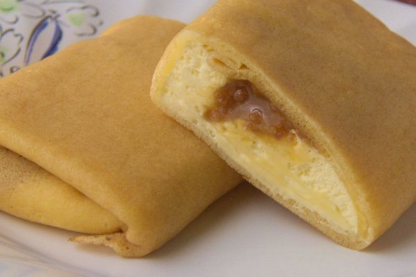 クレープの中身は薄黄色のカスタードと、カラメルチップ入りソース。