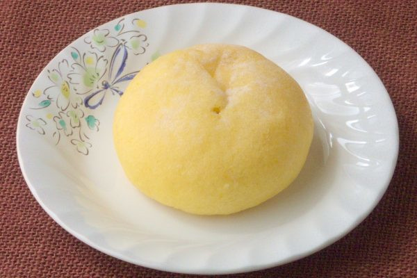 凹凸の少ない半球形のシュー生地。