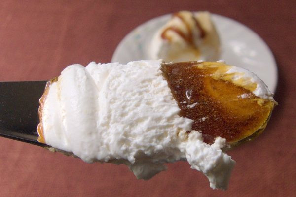 クリームの下にはきなこチョコ、黒蜜ソース、きなこムース。