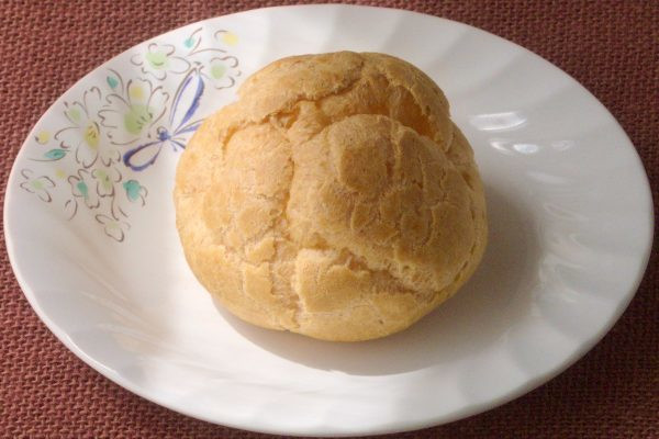 外見はもこもこしたごく一般的なシュークリーム。