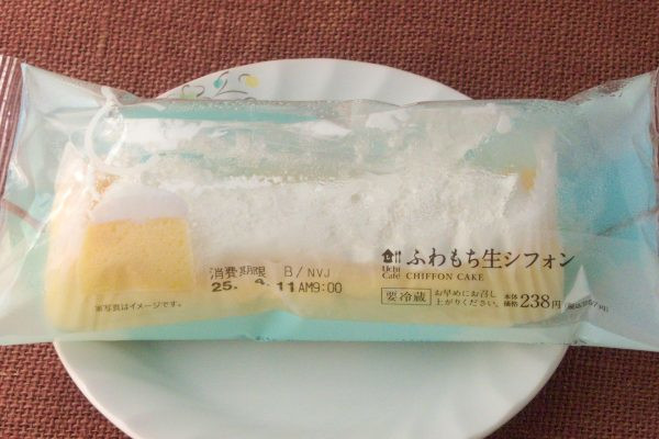 クリームと食べる、ふわふわもっちりシフォンケーキ。
