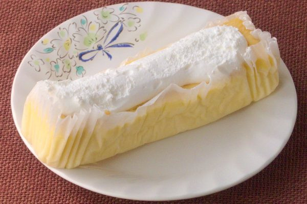 グラシン紙におさまった、スティック状のシフォンケーキ。