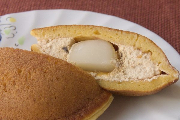 きなこ色のクリームと黒蜜ペースト、そして求肥のお団子。
