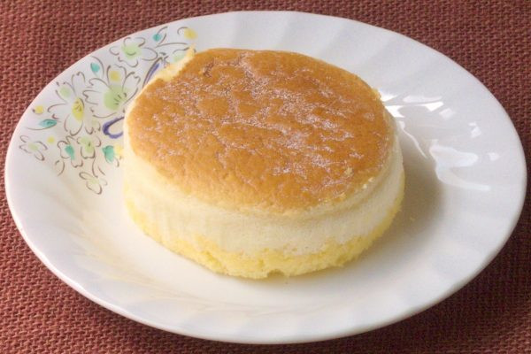 きれいな焼き目のついた、パンケーキのような分厚い円盤型。