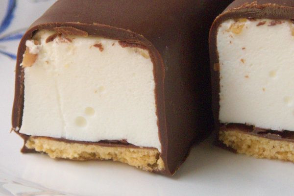 しっかりしたチョココーティングの中は純白ムース、土台には薄焼きクッキー。