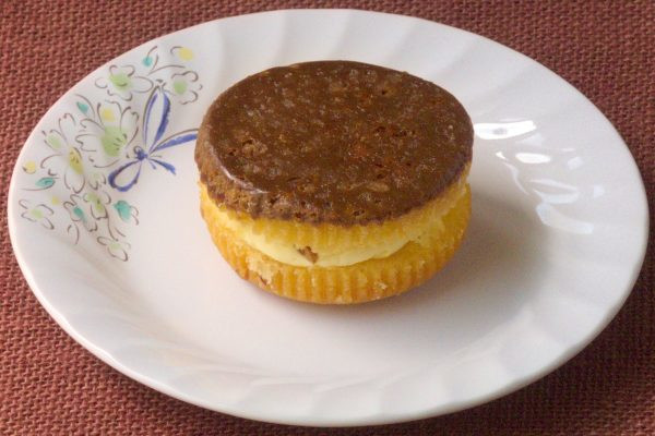 円形のケーキ2つでカスタードを挟んだような姿。