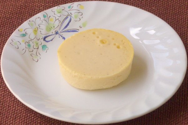 バニラシードが混ぜ込まれた、分厚い円盤型のチーズケーキ。