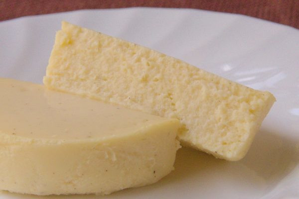 断面は意外にもスフレ風のしっとりきめ細かいもの。