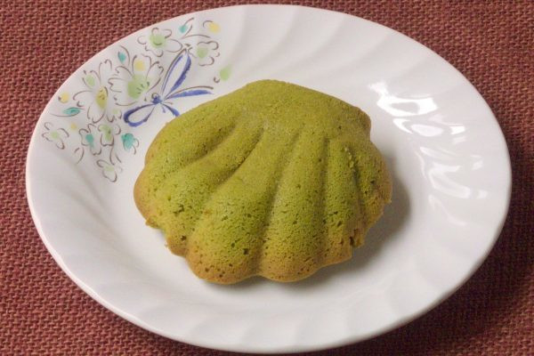 貝殻の形に焼き上げられたマドレーヌ。