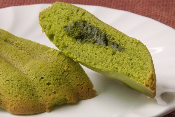 中には生地よりさらに深い、抹茶色のクリーム。