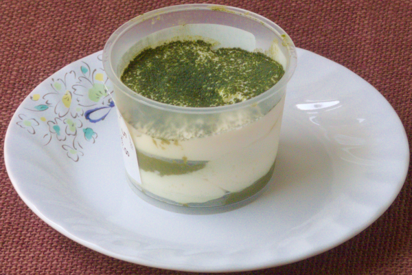 交互に重ねられた、深い緑の抹茶の層と純白のティラミスムース層。