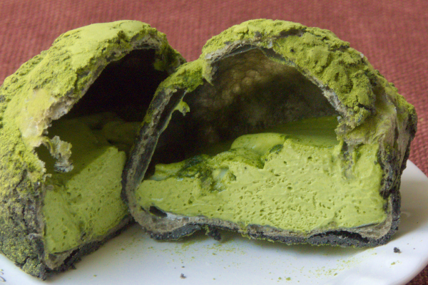 ほぼ黒に近い深緑の皮の中には、明るい緑の抹茶クリーム。
