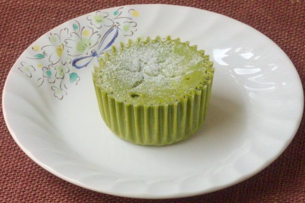 透明フィルムのプリーツカップに収まった抹茶色の生地。