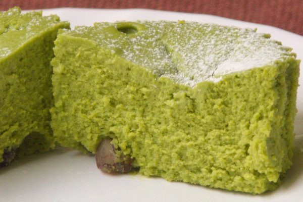 しっとり濃密な生地の底にはかのこ豆入り。