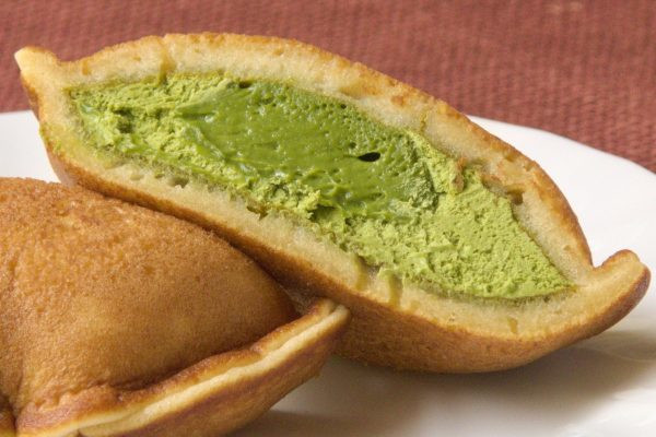 もっちり薄皮の中には明るい緑の抹茶ホイップと、深い緑の抹茶カスタード。
