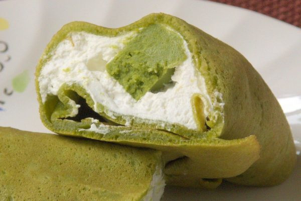 純白ホイップと、抹茶色のしっとりチョコが包まれています。
