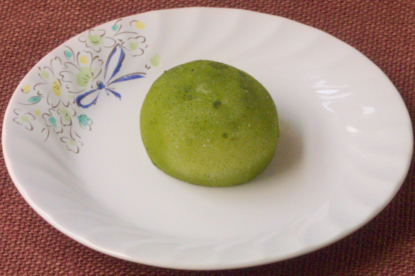 全体に抹茶をまぶされた大福。