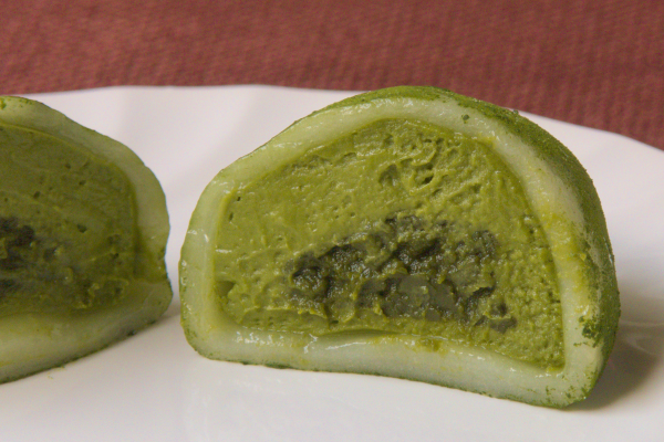 明るい緑の抹茶ムースと、深い緑の抹茶ソースが入っています。