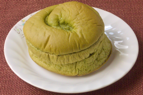 厚手の抹茶入り生地を巻き上げて焼成したふっくら生地。