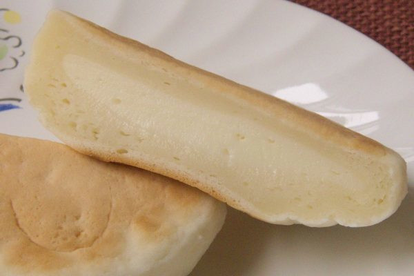 密度の高いもちもち生地の中には、黄色がかったチーズフィリング。