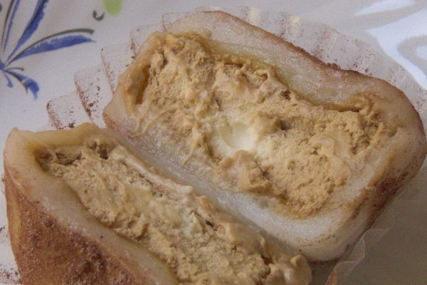 おもちの中はかなり白っぽいコーヒーホイップと、白いミルクムース。