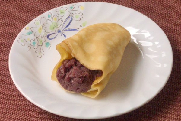 薄く焼き目のついた生地で巻き上げられています。