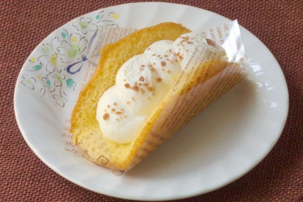きれいな焼き目がついたふわふわ生地で、たっぷりモコモコの純白ホイップを包んであります。