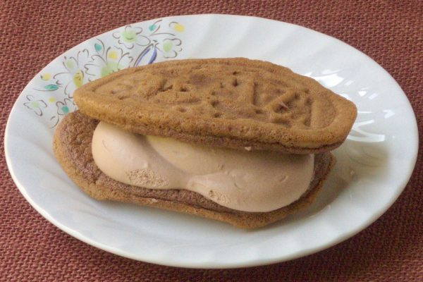 チョコ色のワッフル2枚で、チョコホイップをサンド。