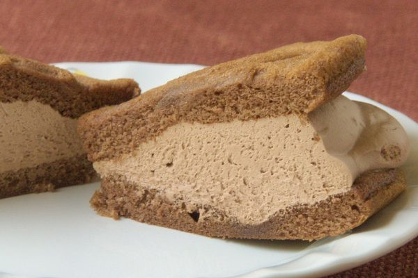 ワッフル生地を圧倒する、チョコホイップのボリューム感。
