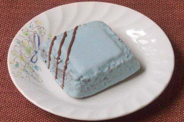 水色のミント味チョコでコーティングされた、厚手の四角い生地。