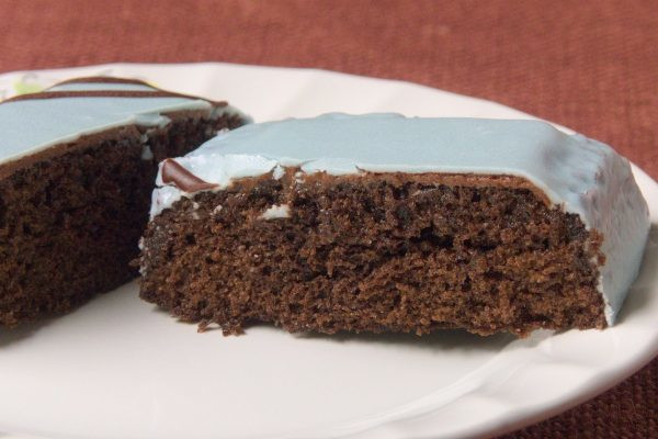 水色のコーティングの中には、チョコクリームとほろほろチョコ生地。