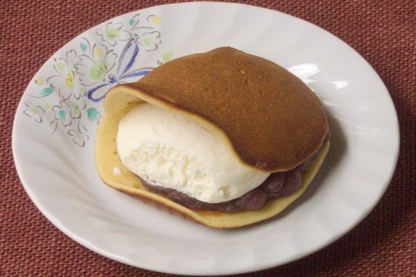 あんことクリームがたっぷりすぎて、閉じることができなかったどらもっち。