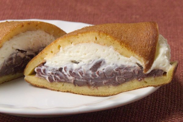 どらもっち生地を圧倒するクリームとあんこ。