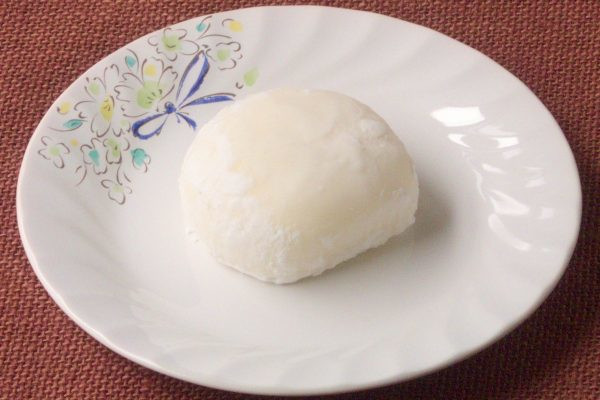 白くすべすべの肌のチルド大福。