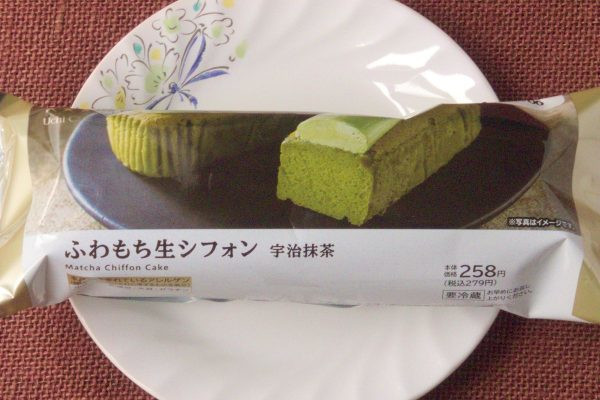 抹茶クリームと食べる、ふわふわもっちりシフォンケーキ。