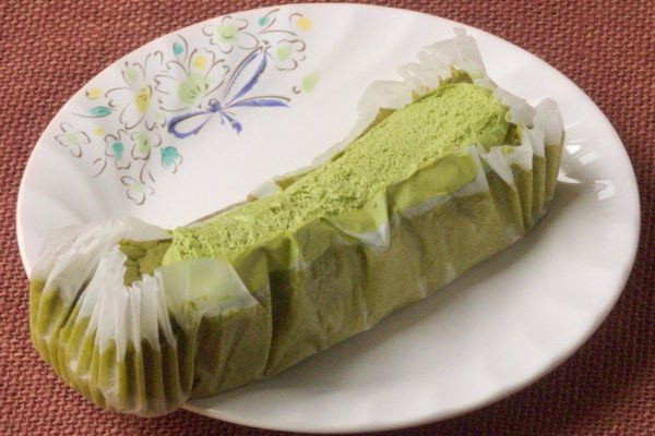 グラシン紙に包まれた、スティック状のシフォンケーキ。