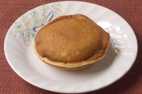 いつもながらぴっちりとふちをとじ合わされたどら焼き。
