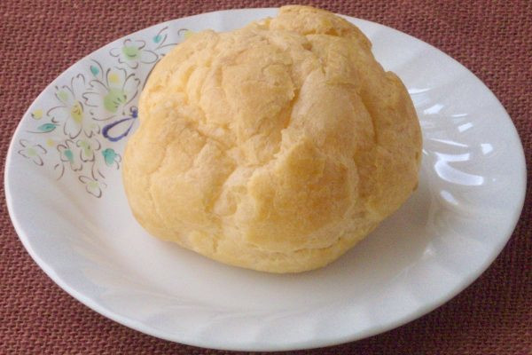 外見はもこもこした一般的なシュークリーム。