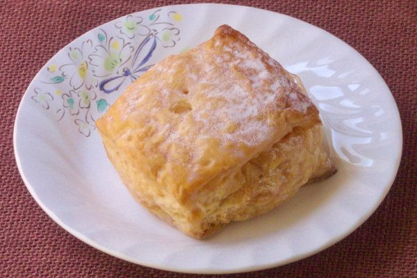 四角形の分厚いパイのような姿。