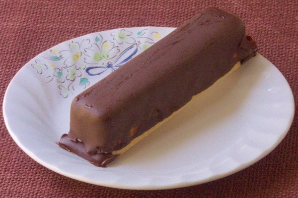 やや扁平な角柱状の姿。