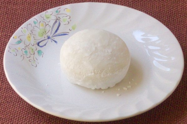 薄く打ち粉を纏った丸い大福。