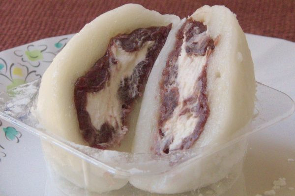 しっかりしたおもちの中には粒あんとホイップ。