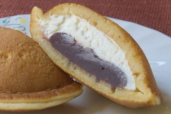 中身はぽってりホイップとしっとりこしあん。