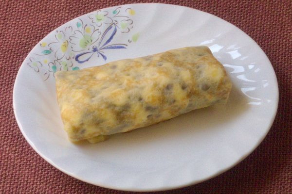 薄く焼き色がついたクレープで枕型に巻き上げられています。